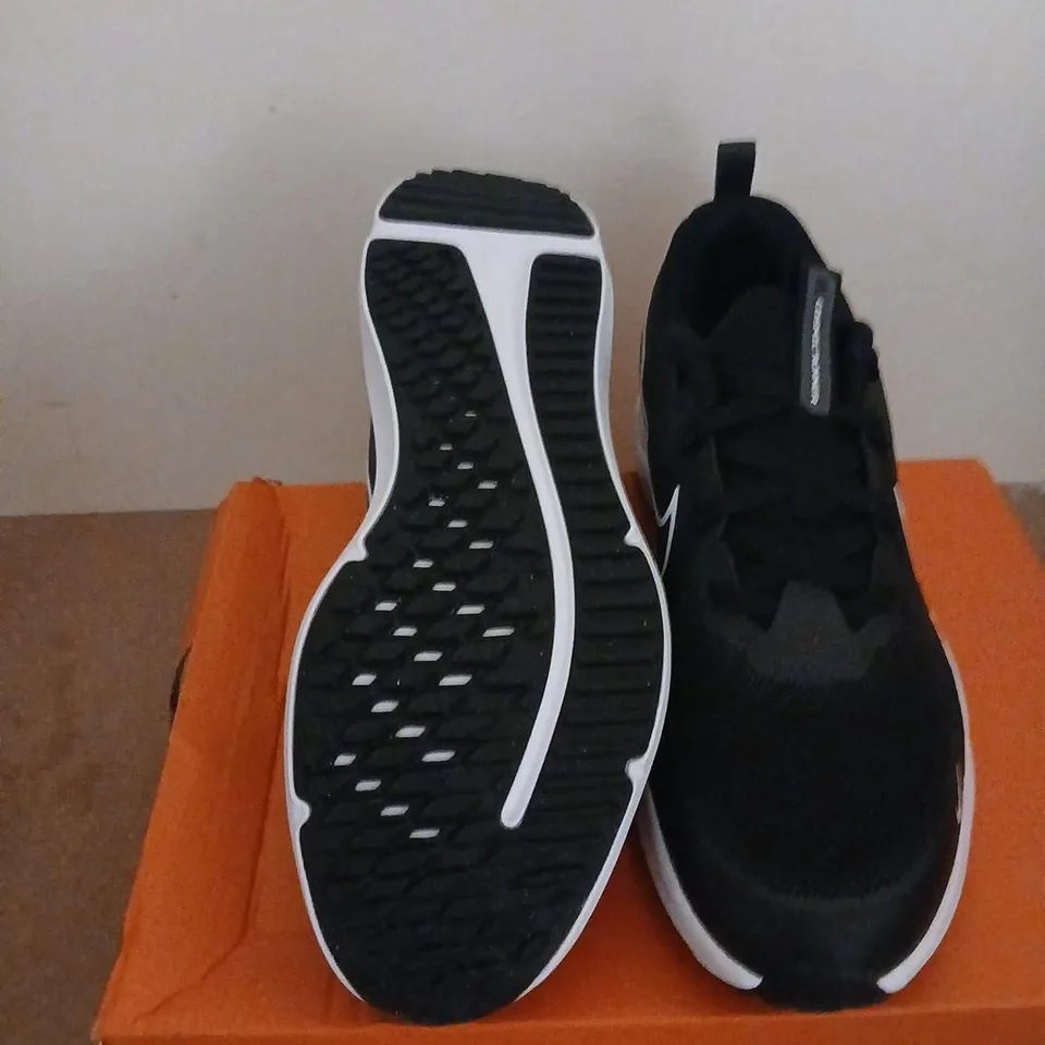 NIKE COSMIC RUNNER (GS) TRAINERS – BLACK/WHITE, UK 5