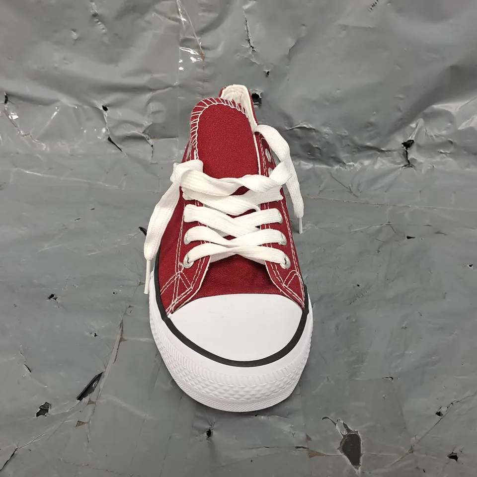 BOXED PAIR OF UNBRANDED SHOES IN RED SIZE 8