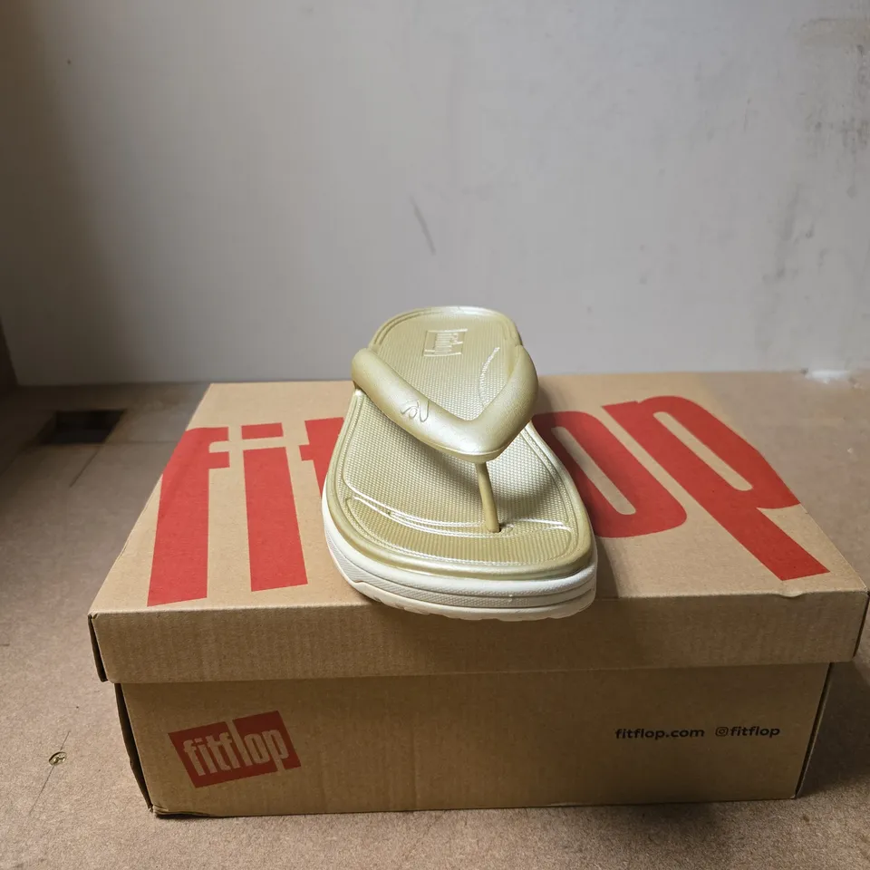 FITFLOP RELIEF METALLIC RECOVERY TOE POST SANDALS GOLD UK 4 BOXED