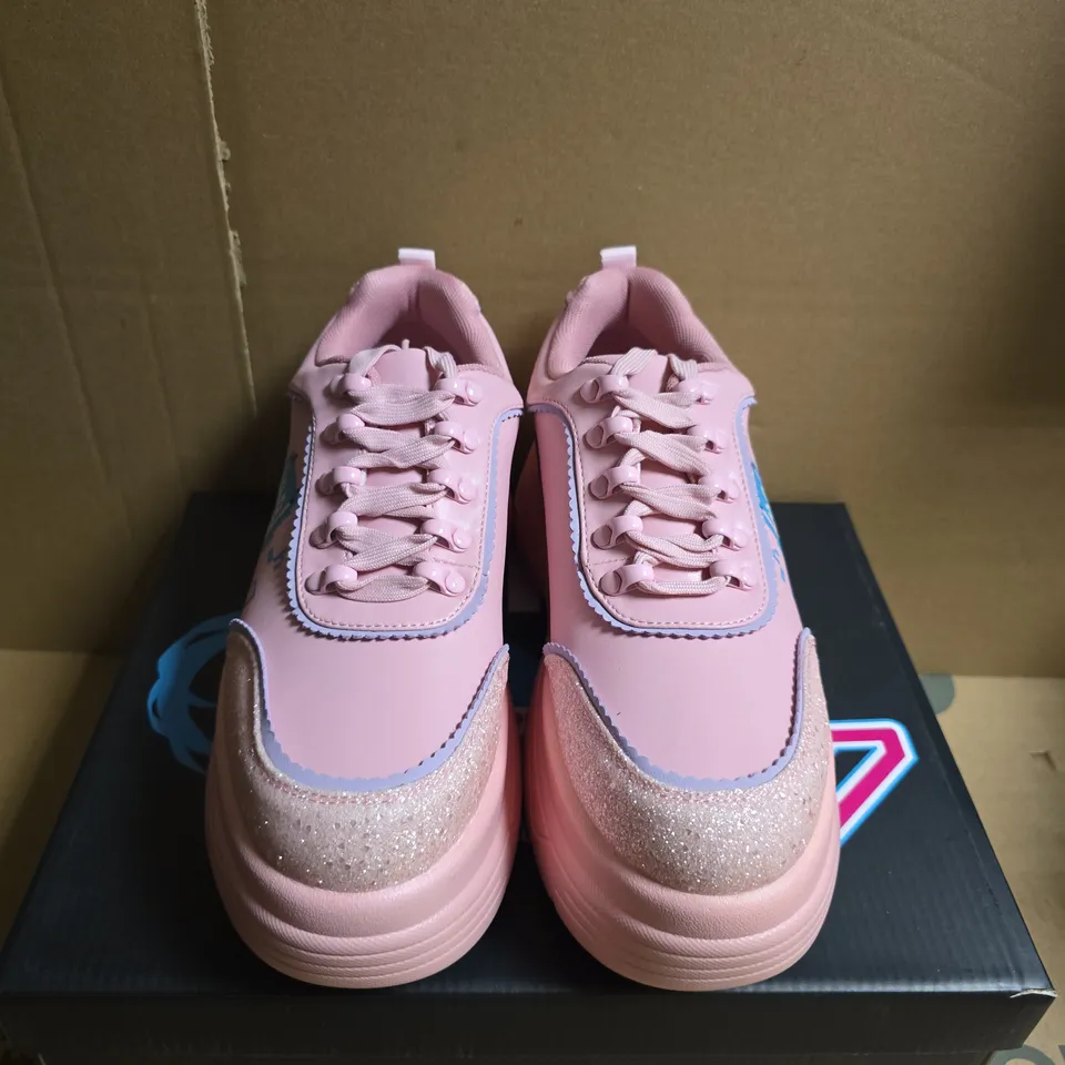 BOXED PAIR OF KOI GIRLS' PINK PLATFORM SNEAKER WITH GLITTER TOE, PIXEL ART DETAIL – US 9