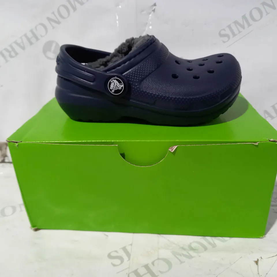 BOXED PAIR OF CROCS CHILDREN'S CLASSIC LINED CLOGS IN NAVY UK SIZE 8