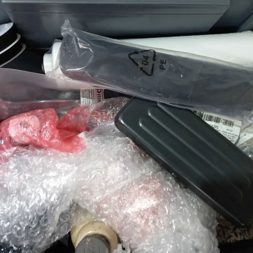 LOT OF APPROXIMATELY 10 ASSORTED HOUSEHOLD ITEMS TO INCLUDE GURU X-CHANGE WINDOW FEEDERS, SUPER QUALITY BACK OPENER FOR QUARTZ WATCHES, PERSONNA SINGLE EDGE HEAVY DUTY BLADES, ETC