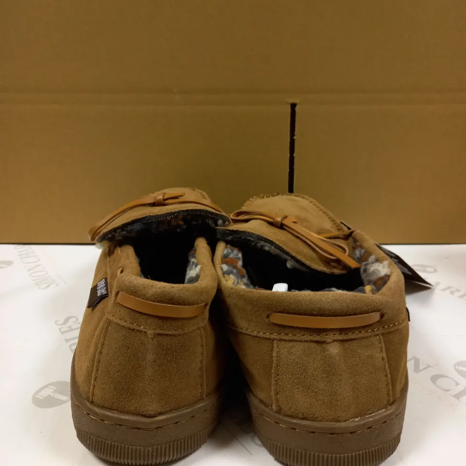 MUK LUKS MENS SLIPPERS TAN SIZE 13