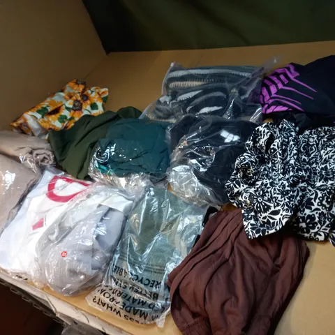 LOT OF APPROX 20 ASSORTED CLOTHING ITEMS TO INCLUDE JUMPERS, JEANS AND T-SHIRTS