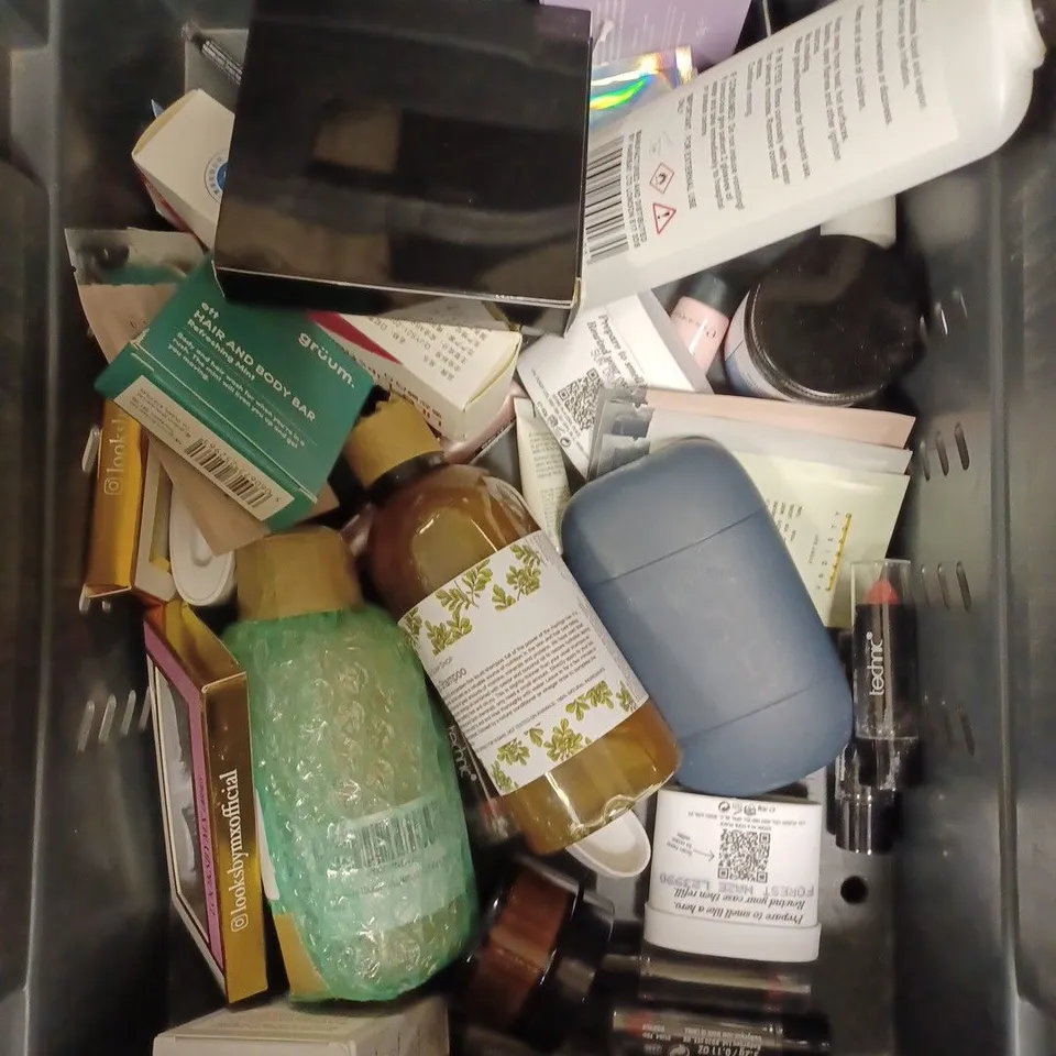 BOX OF APPROXIMATELY 25 ASSORTED HEALTH AND BEAUTY PRODUCTS TO INCLUDE ST-TROPEZ CLASSIC SELF TAN, GRUUM BODY WASH BAR, SKIN STUFF BODY BALM ETC 