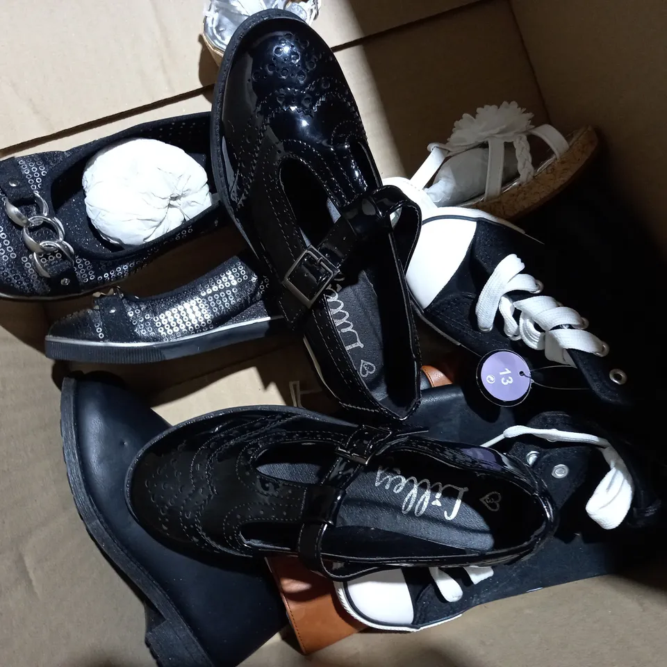 APPROXIMATELY 10 PAIRS OF ASSORTED KIDS SHOES IN VARIOUS STYLES AND SIZES