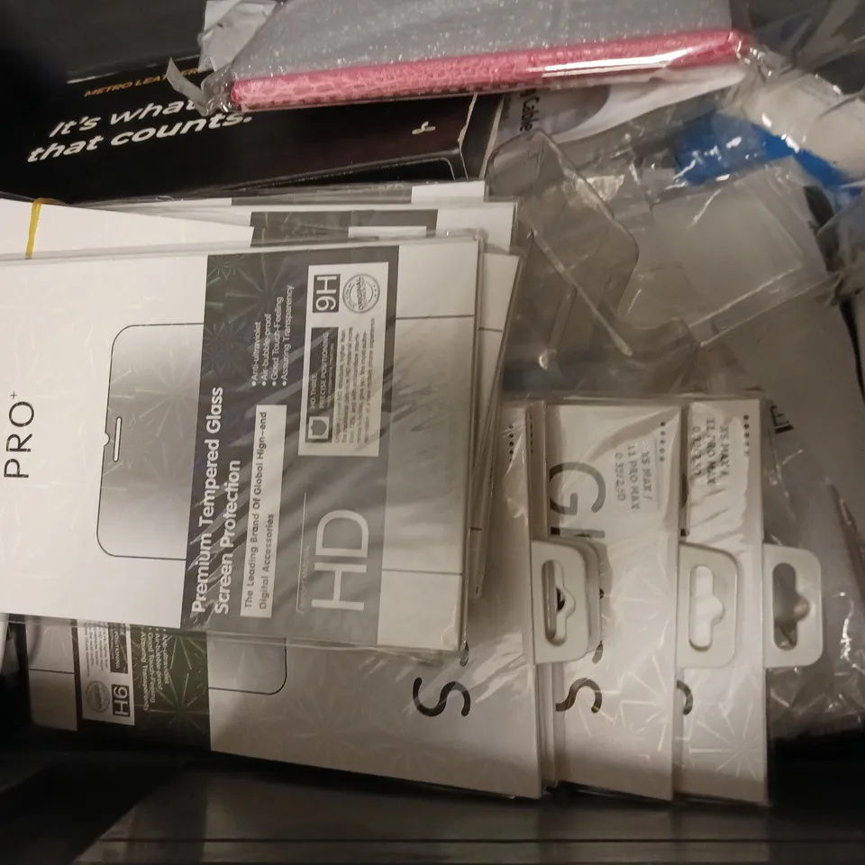 BOX OF APPROX 15 ASSORTED ITEMS TO INCLUDE - S03 SELFIE STICK INTEGRATED TRIPOD , JETECH CELL PHONE CASE , HIGH QUALITY DIGITAL LIFE CABLE ETC