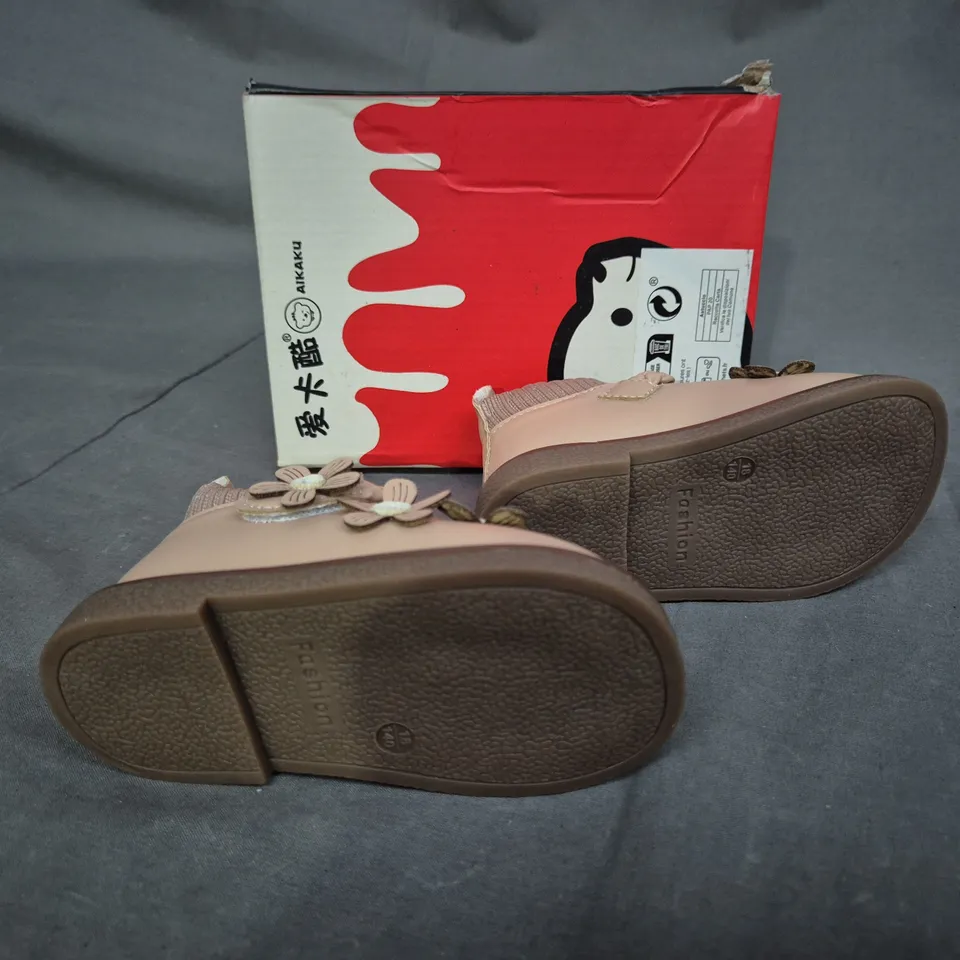 BOXED PAIR OF KIDS SHOES TAN EUR 21