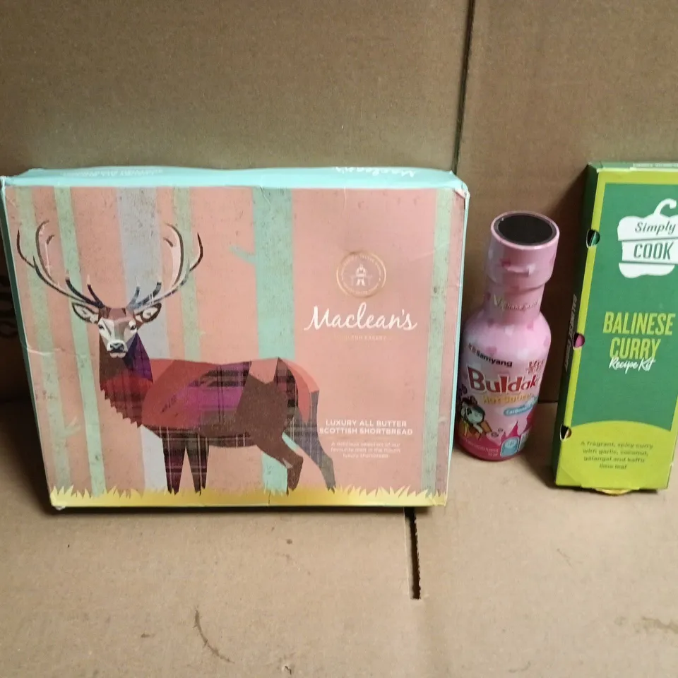 APPROXIMATELY 12 ASSORTED FOOD AND DRINKS ITEMS TO INCLUDE - SIMPLY COOK BALINESE CURRY RECIPE KIT, BULDAK HOT SAUCE CARBONARA FLAVOUR, MACLEANS ALL BUTTER SHORTBREAD ETC 