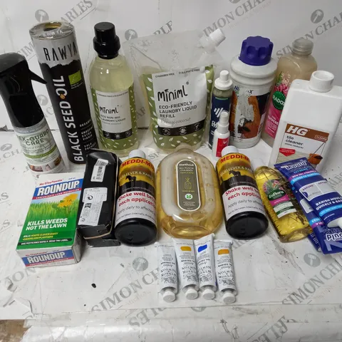 APPROXIMATELY 25 CLEANING PRODUCTS INCLUDING: MINIML LAUNDRY REFILL, MOULD MAGIC EXTREME