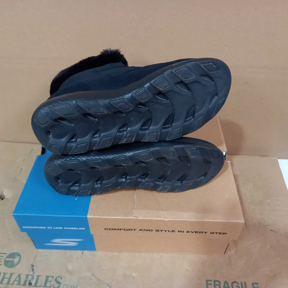 BOXED PAIR OF SKECHERS - SIZE 7