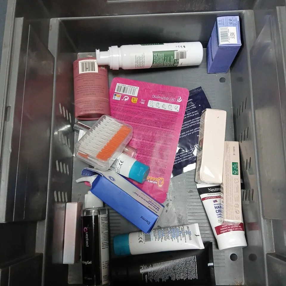 APPROXIMATEY 20 ASSORTED HEALTH AND BEAUTY PRODUCTS TO INCLUDE GO 2 B TEXTURE CLAY, VASELINE SOAP BAR AND NIVEA MEN CREME