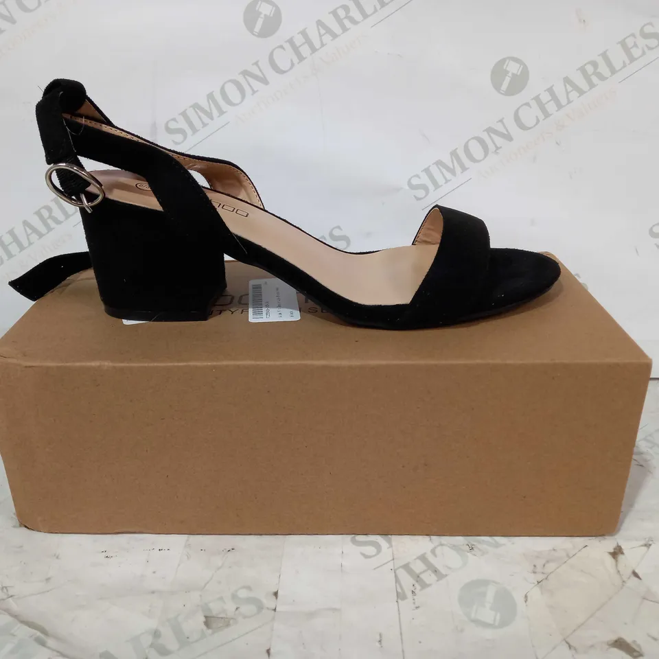 BOXED PAIR OF BOOHOO OPEN TOE LOW BLOCK HEELS IN BLACK EU SIZE 39