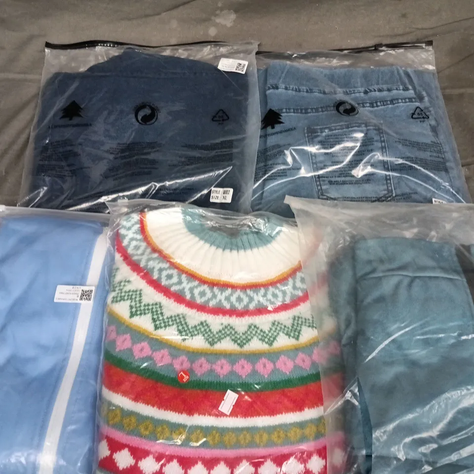 APPROXIMATELY 35 ASSORTED CLOTHING ITEMS IN VARIOUS SIZES, STYLES & COLOURS TO INCLUDE JEANS, SWEATER, JACKET, ETC - COLLECTION ONLY