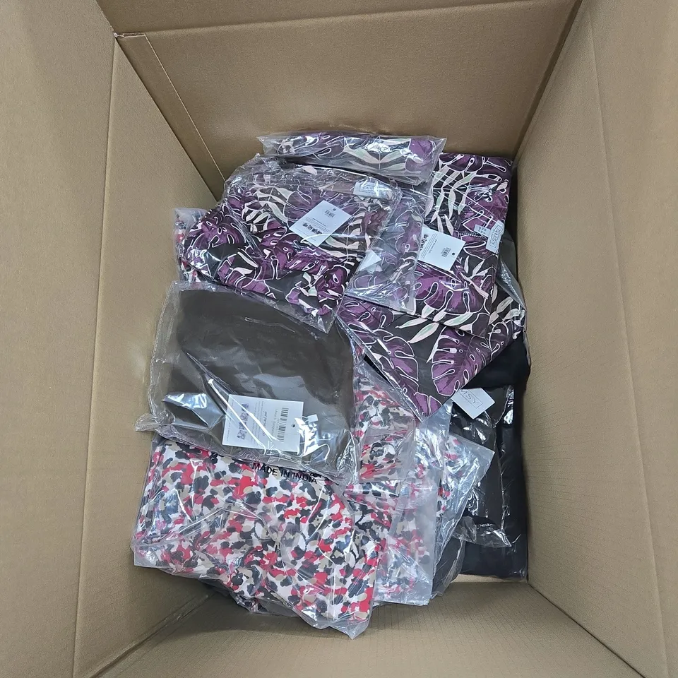 BOX OF APPROXIMATELY 25 X ASSORTED CLOTHING ITEMS, BAGGED.