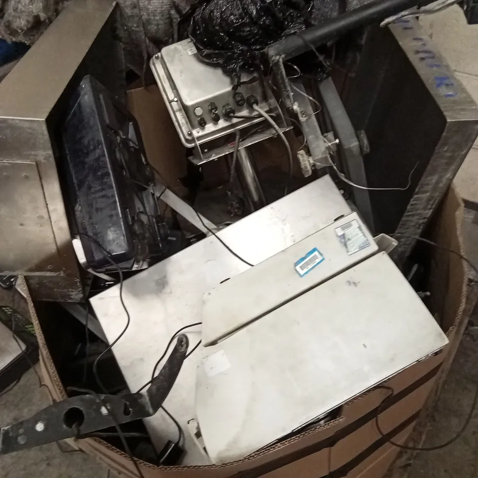 PALLET OF COMMERCIAL DAMAGED OR INCOMPLETE FOOD WEIGHING SCALES 
