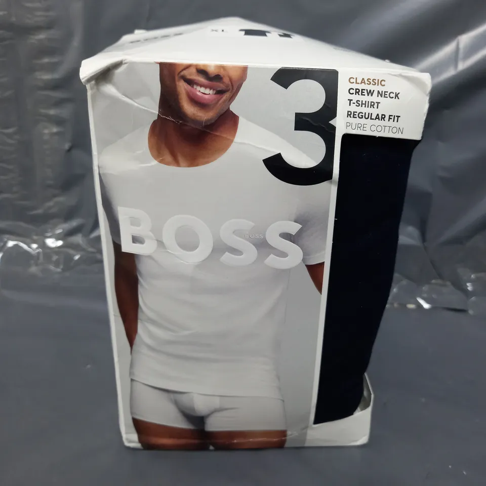 3 HUGO BOSS XL T-SHIRTS IN BLACK/NAVY/WHITE - XL
