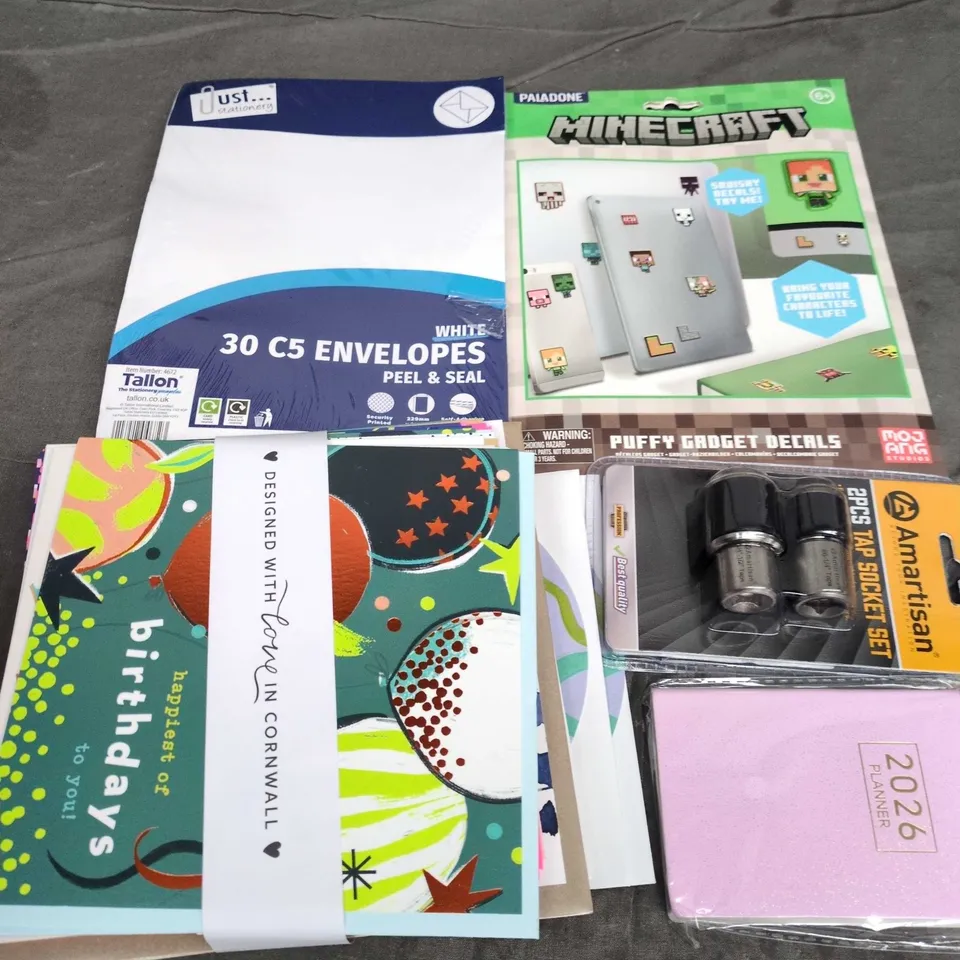 APPROXIMATELY 15 ASSORTED HOUSEHOLD ITEMS TO INCLUDE NOTEBOOKS , TABLET COVERS , ETC 