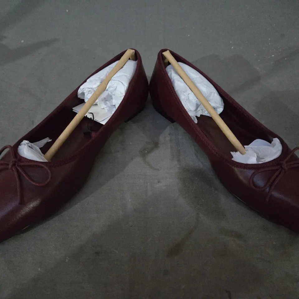 BOXED PAIR OF MNG WOMEN'S SLIP-ON SHOES IN BURGUNDY UK SIZE 3