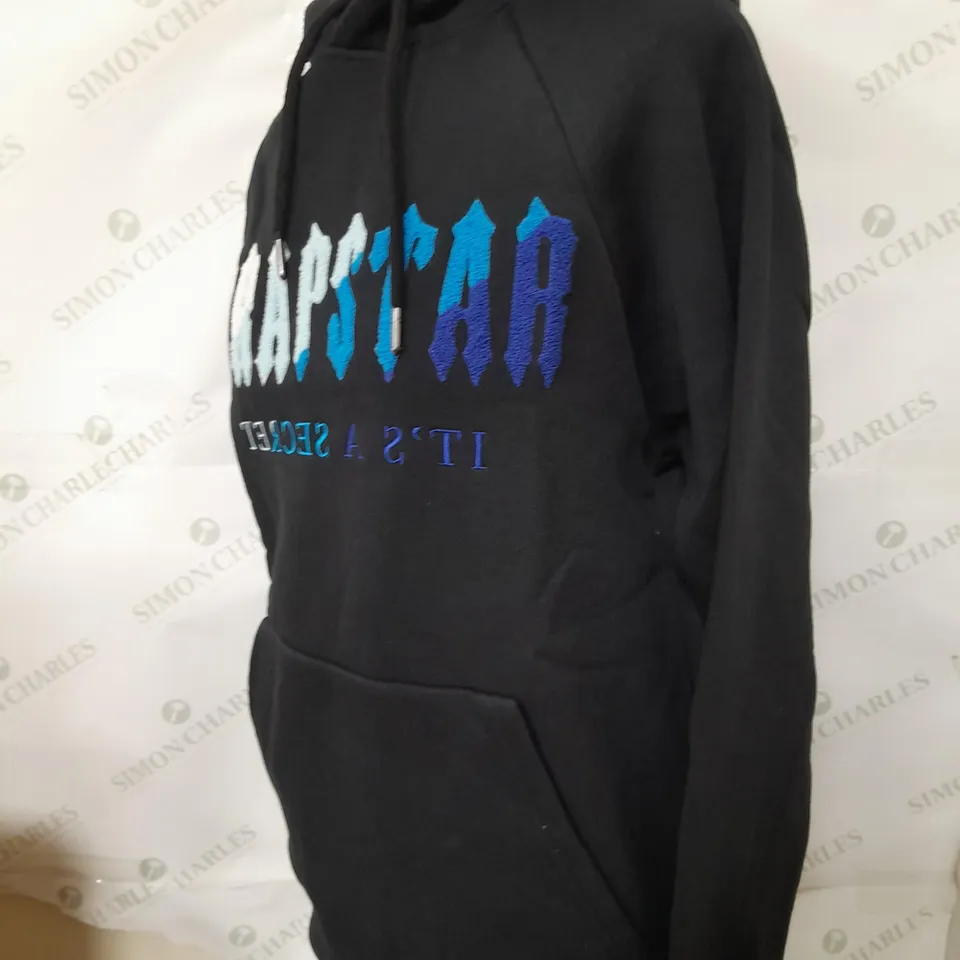 TRAPSTAR LOGO JUMPER IN BLACK & BLUE - SIZE SMALL