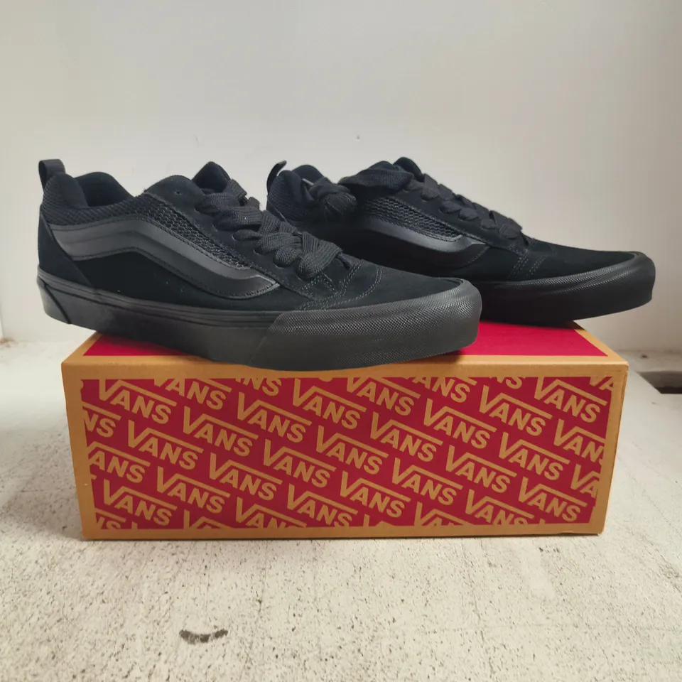 BOXED PAIR OF VANS KNU SKOOL TRAINERS IN BLACK SIZE UK 10
