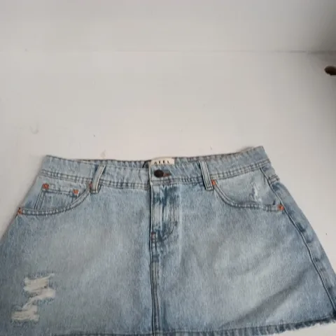 MOTEL DENIM DISTRESSED MINI SKIRT – BLUE BLEACH, SIZE M