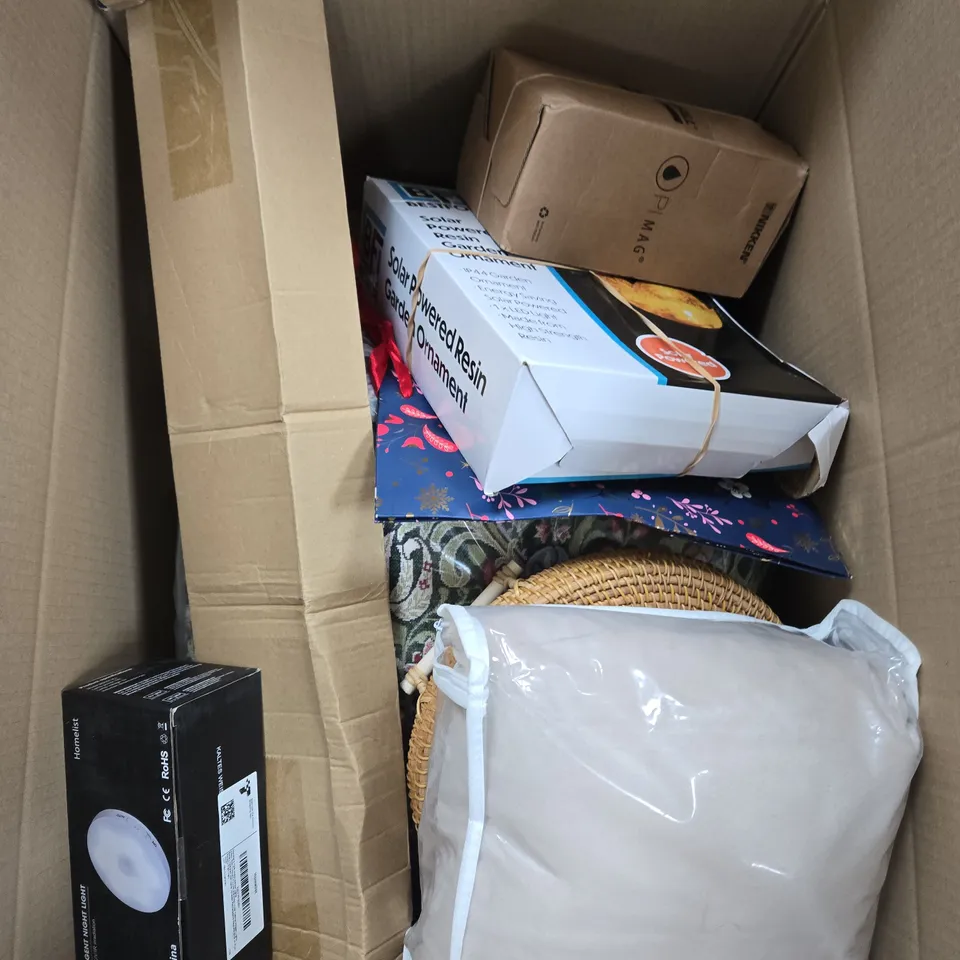 APPROXIMATELY 15 ASSORTED HOUSEHOLD PRODUCTS TO INCLUDE PILLOWS, GARDEN ORNAMENT AND NIGHT LIGHT