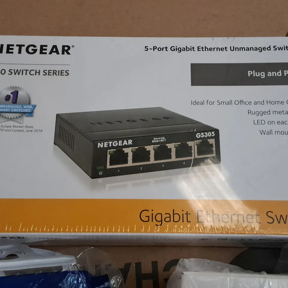 LARGE QUANTITY OF ASSORTED ITEMS TO INCLUDE NETGEAR GIGABIT ETHERNET SWITCH, VOTOMY PORTABLE SPEAKER AND LED DESK LIGHT