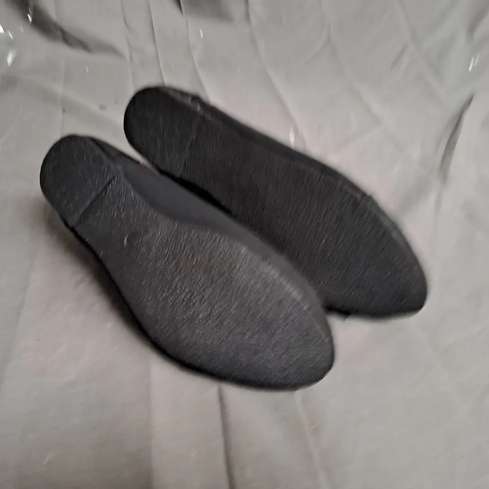 BOXED LOT OF APPROX. 25 PAIRS OF LADIES BLACK BOOTS. VARIOUS SIZES