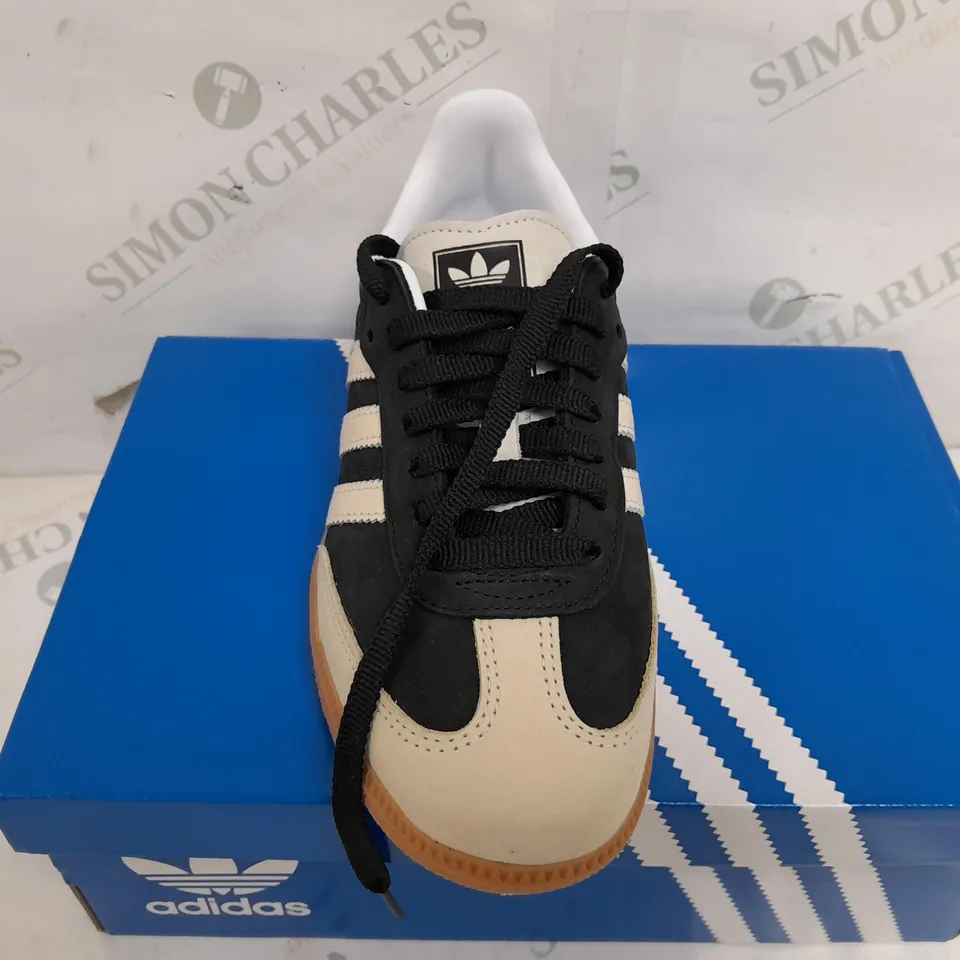 BOXED PAIR OF ADIDAS WOMENS SAMBA OG SHOES IN BLACK/WHITE - UK 4.5
