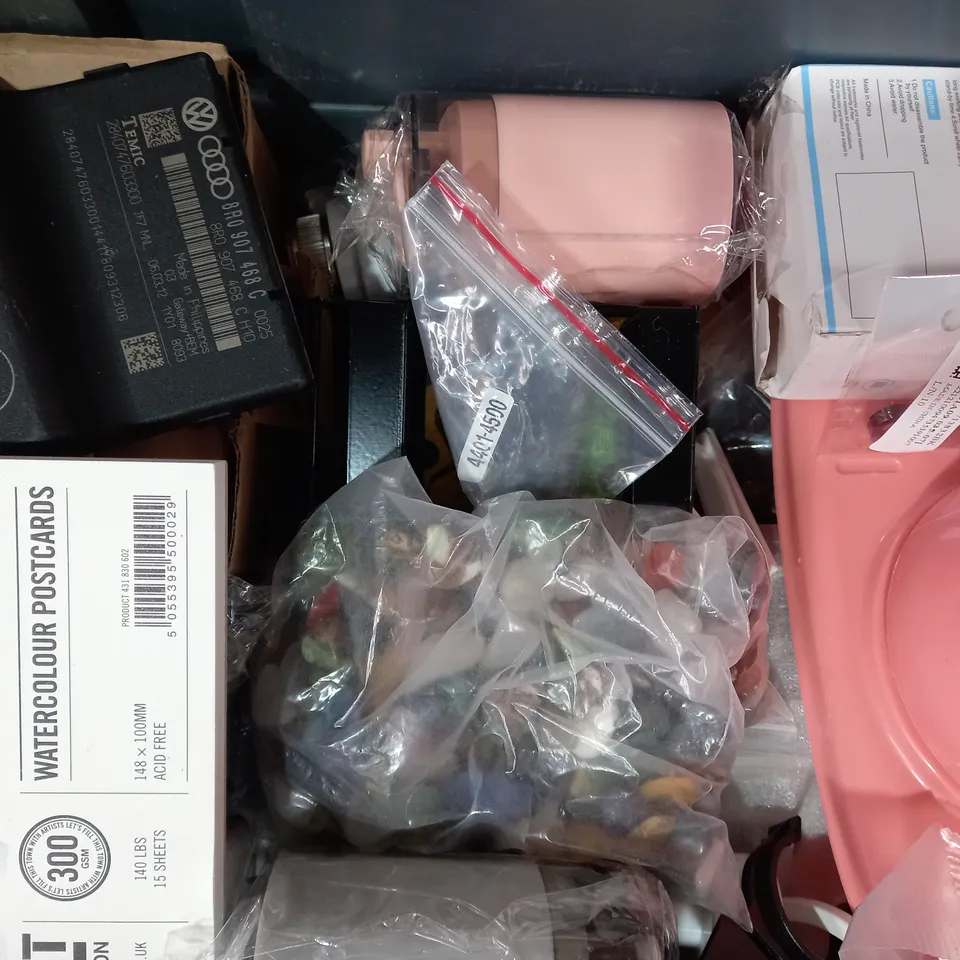LOT OF APPROXIMATELY 15 ASSORTED HOUSEHOLD ITEMS TO INCLUDE WIRELESS TV NETWORK ADAPTER, AKVARELMALING WATERCOLOUR, RUG & MAT GRIP STRIPS, ETC