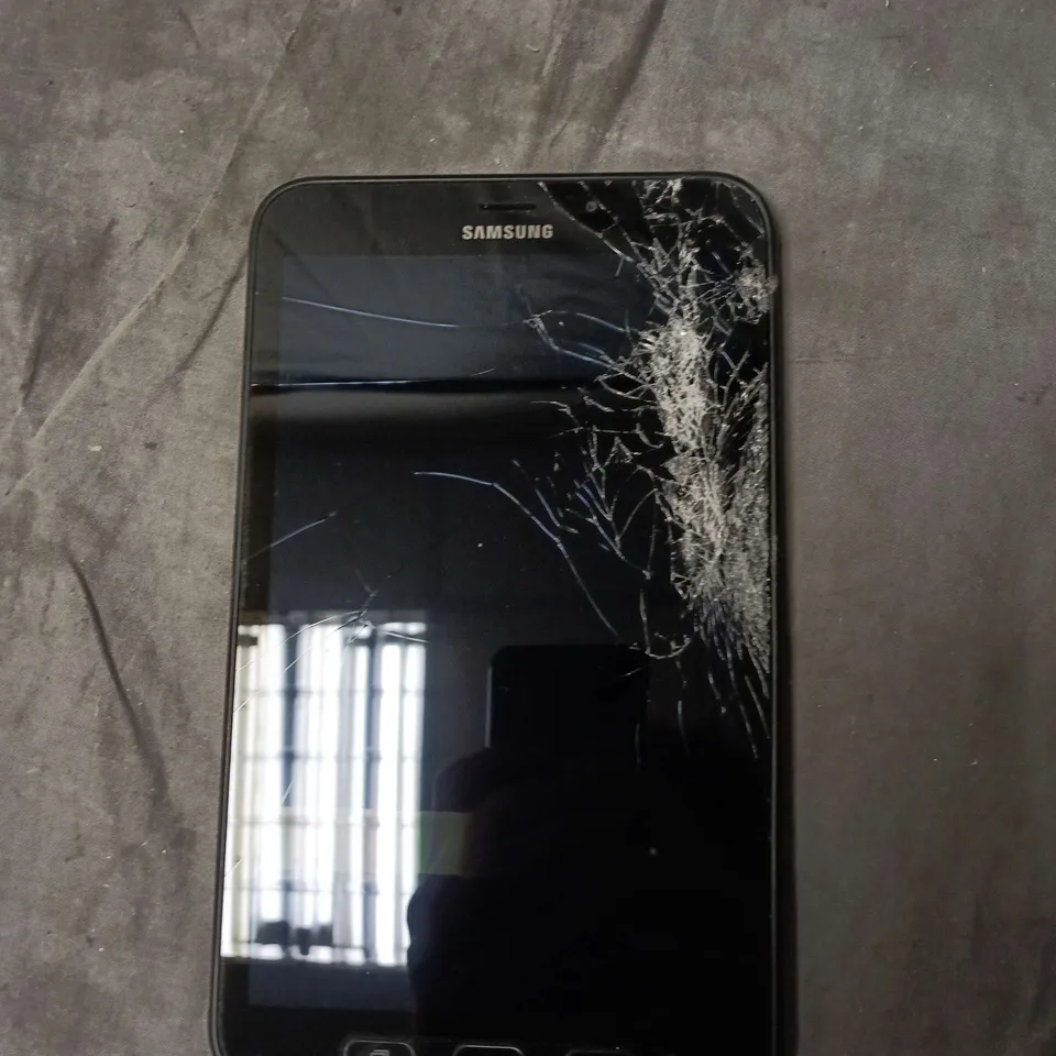 SAMSUNG TABLET PC – BLACK – CRACKED SCREEN