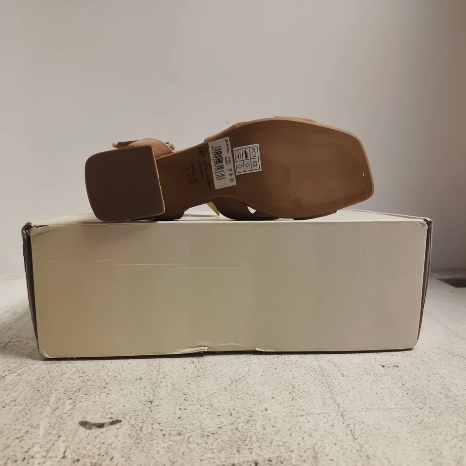 BOXED PAIR OF OFF THE HOOK OPEN TOE BLCOK HEEL SANDALS IN TAUPE SIZE UK 4