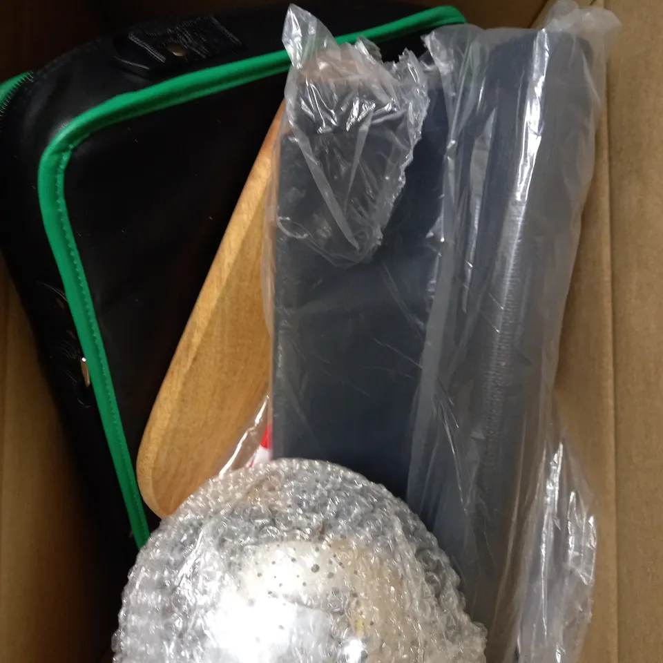 BOX OF APPROXIMATELY 15 ASSORTED HOUSEHOLD ITEMS TO INCLUDE HEAVY DUTY LEATHER PUNCH, LAPTOP BAG, 60TH BIRTHDAY MUG ETC 