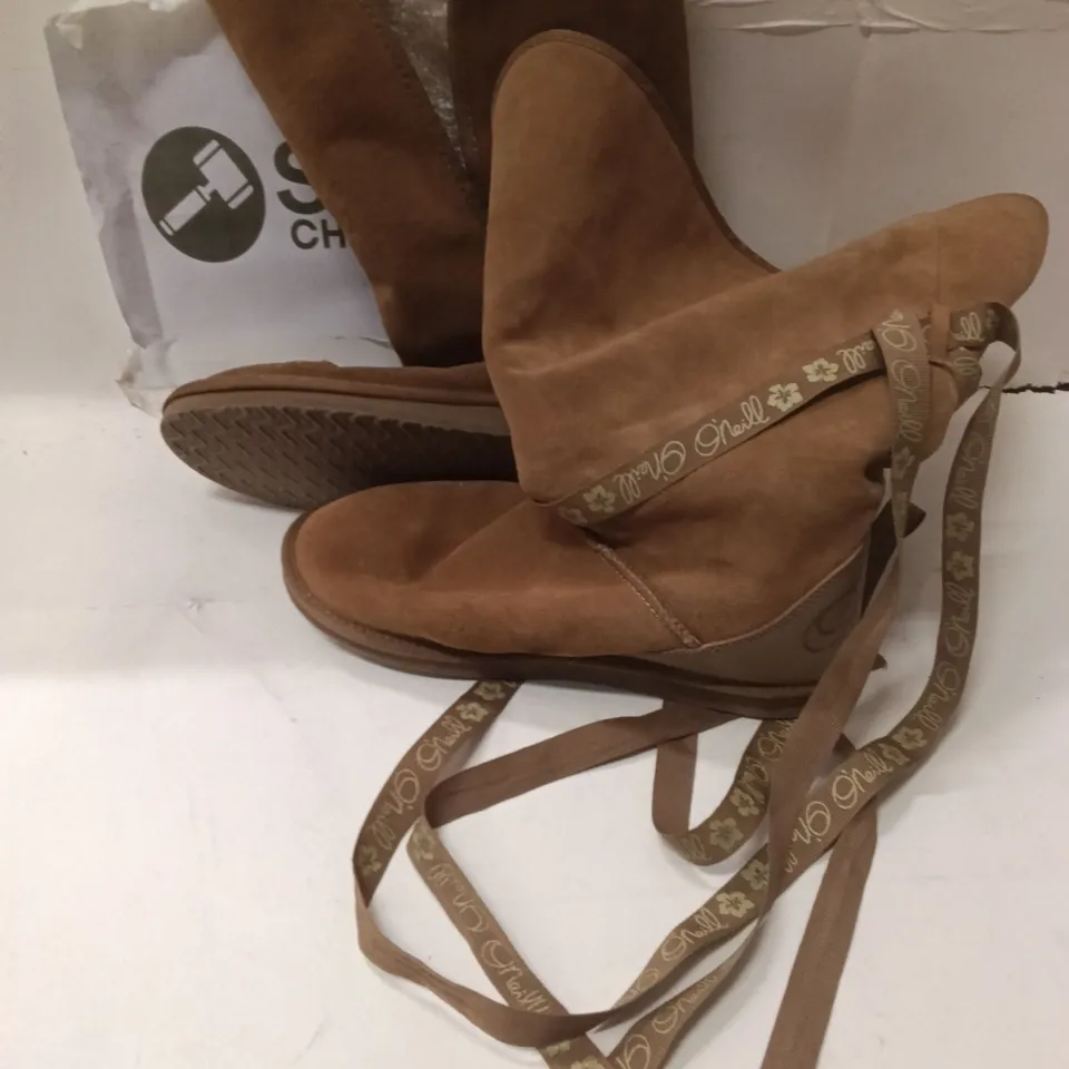 BROWN SUEDE ANKLE BOOTS WITH SHEARLING LINING (NO SIZE SHOWN - ESTIMATED SIZE UK7/8W)