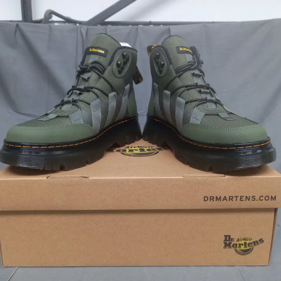 BOXED PAIR OF DR. MARTENS BOOTS IN KHAKI GREEN UK SIZE 9 1/2