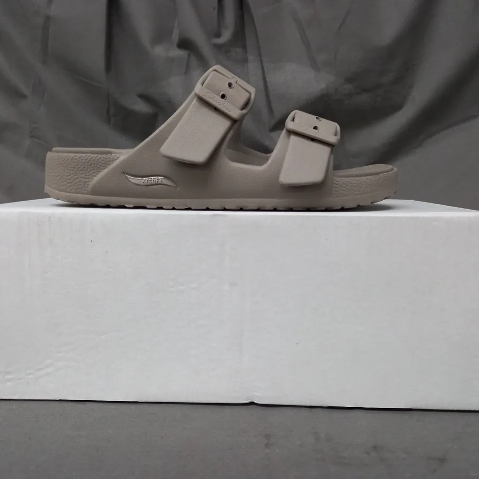 BOXED PAIR OF SKECHERS OPEN TOE SANDALS IN TAUPE SIZE 6