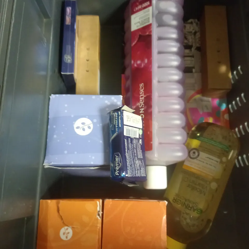 APPROXIMATELY 20 ASSORTED COSMETIC PRODUCTS TO INCLUDE - AQUEOUS CALAMINE CREAM - L'OREAL ELVIVE SHAMPOO - TROPIC TONER - ETC