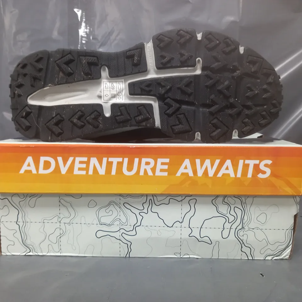 BOXED PAIR OF SKECHERS AIR-COOLED TRAINERS IN NAVY SIZE 8