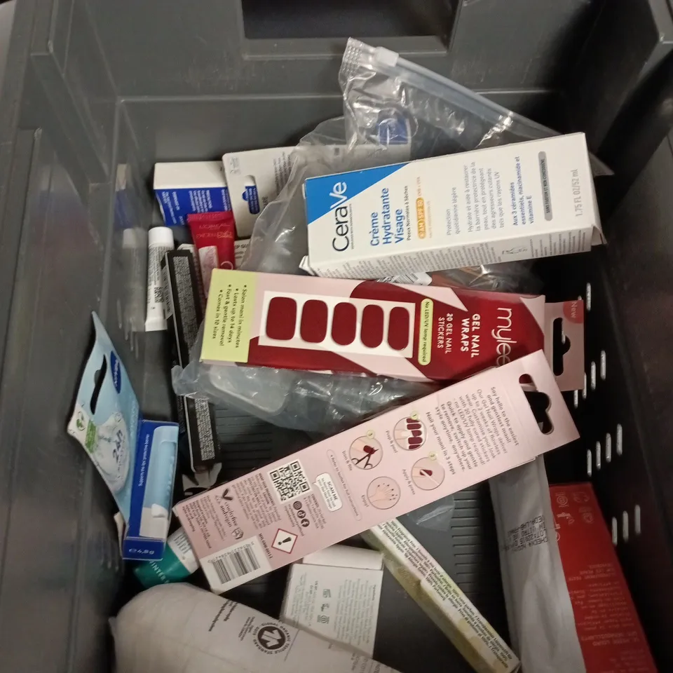 APPROXIMATEY 20 ASSORTED HEALTH AND BEAUTY PRODUCTS TO INCLUDE - SOAP & GLORY BODY WASH - WESTLAB EPSOM SALTS AND LIP & CHEEK TRIO