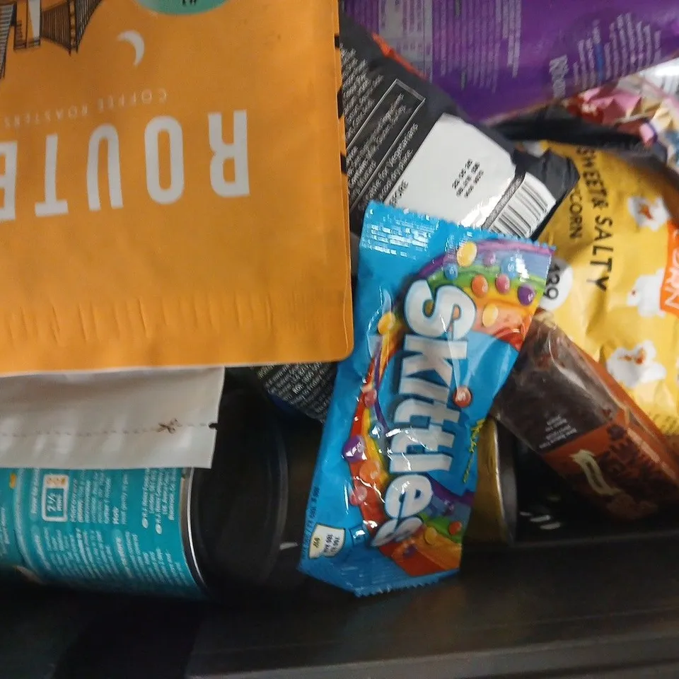 APPROXIMATELY 10 ASSORTED FOOD AND DRINK ITEMS TO INCLUDE HEINZ, ZOOKI, ETC