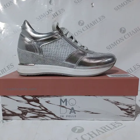 BOXED PAIR OF MODA IN PELLE SILVER PANELLED WEDGE STYLE TRAINER SIZE 4