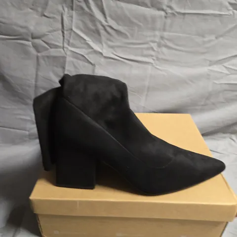BOXED PAIR OF RAID LONDON BLOCK HEEL OVER THE KNEE BOOTS - UK SIZE 5