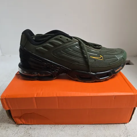 NIKE AIR MAX PLUS III TRAINERS – 9