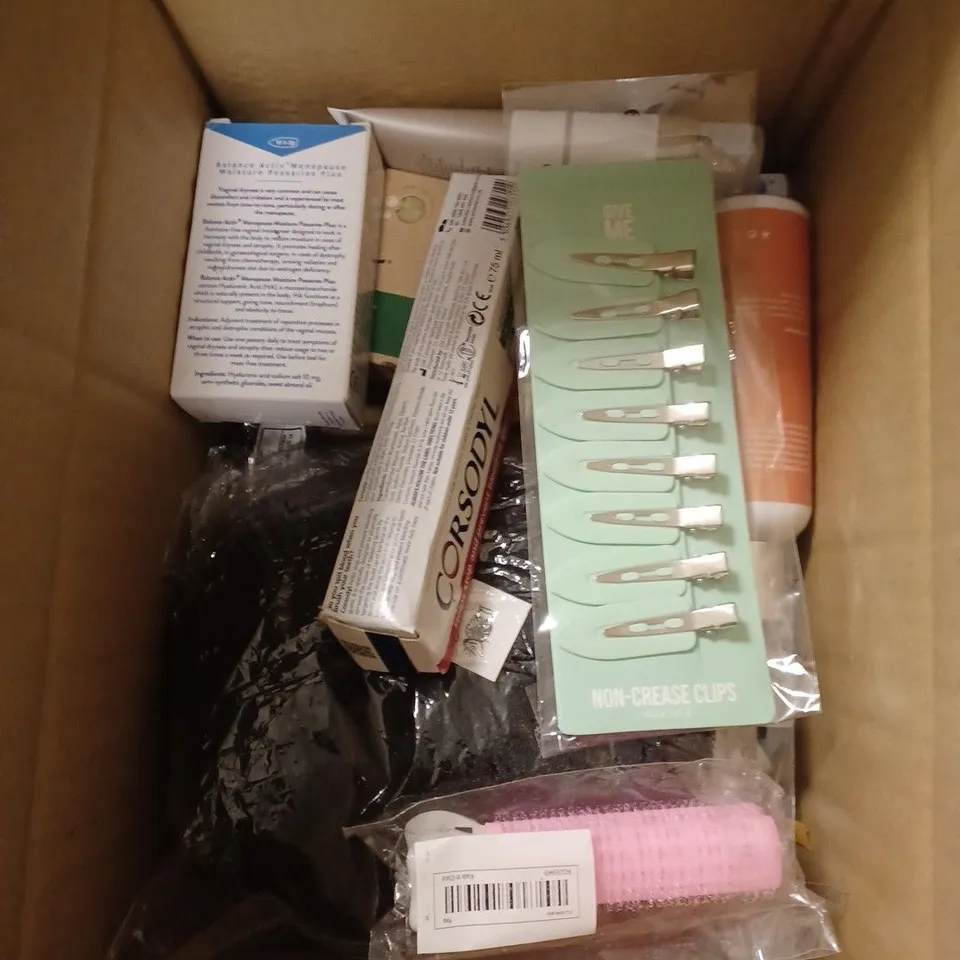 BOX OF APPROXIMATELY 15 ASSORTED COSMETIC ITEMS TO INCLUDE THE ORDINARY MOISTURISER, INTENSE TANNING CREAM, SQUATCH SOAP ETC