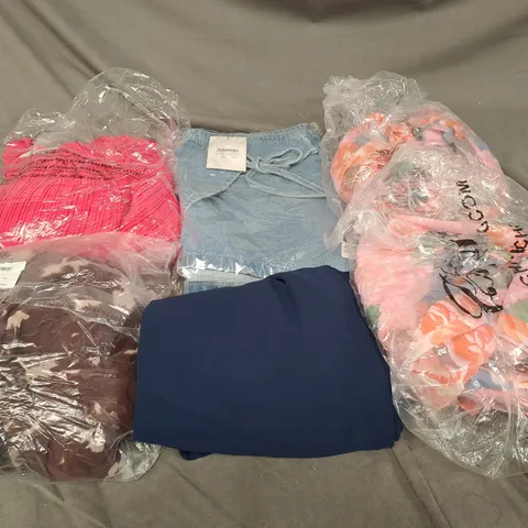 APPROXIMATELY 20 ASSORTED CLOTHING ITEMS IN VARIOUS STYLES AND SIZES 