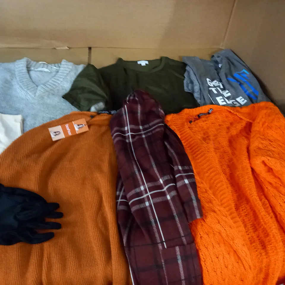 LARGE QUANTITY OF ASSORTED CLOTHING ITEMS TO INCLUDE BOOHOO, MNG AND SUNSPEL