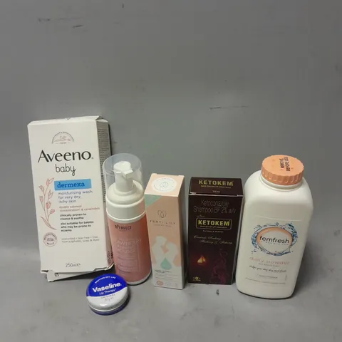 APPROXIMATELY 20 ASSORTED HEALTH & BEAUTY ITEMS TO INCLUDE - AVEENO BABY BODY WASH, FEMFRESH DAILY POWDER AND VASELINE LIP THERAPY