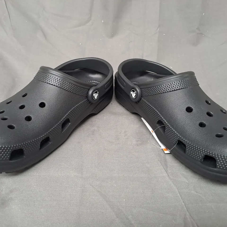 PAIR OF CROCS CLASSIC CLOGS IN BLACK UK SIZE M6/W7 