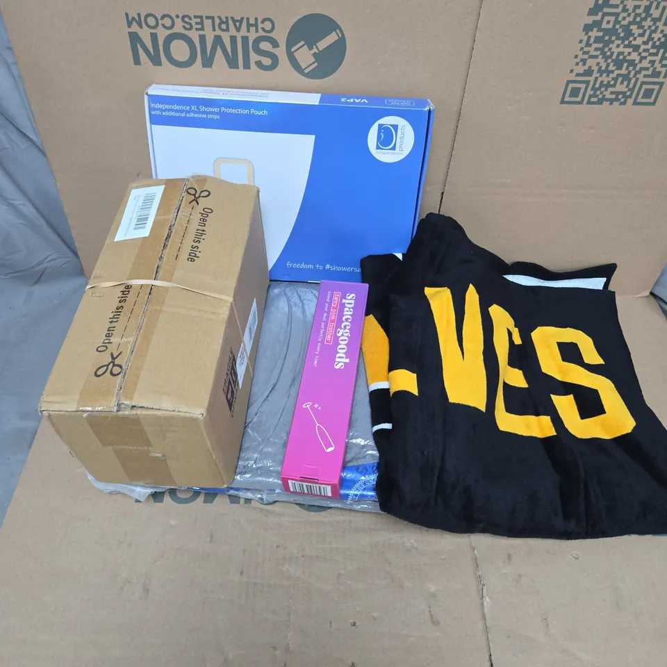 APPROXIMATELY 15 ASSORTED HOUSEHOLD PRODUCTS TO INCLUDE HONEY JARS, WOLVERHAMPTON WANDERERS TOWEL, SPACE GOODS FROTHER, ETC - COLLECTION ONLY